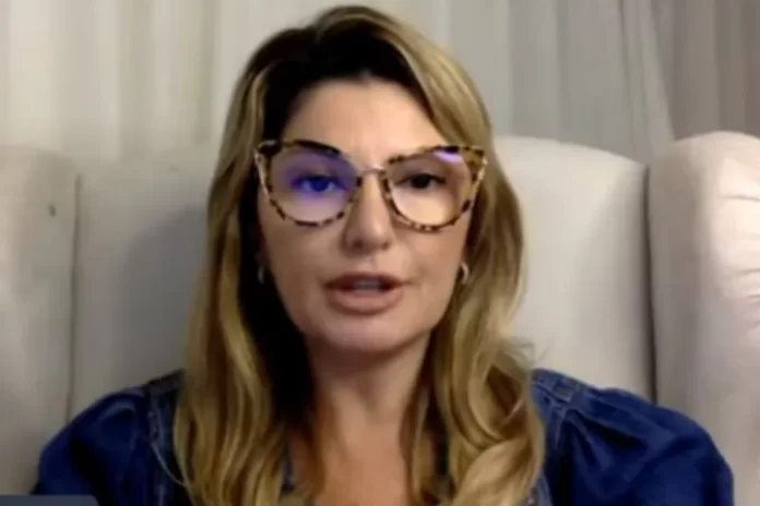 antonia-fontenelle-de-oculos-sentada-poltrona-branca